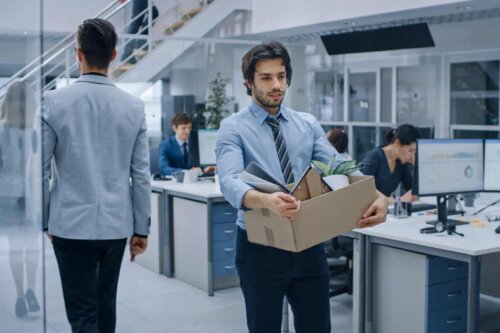 Un homme qui démissionne.