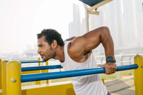 Les dips pour les triceps : caractéristiques et variations de la routine