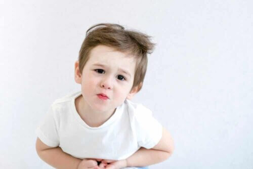 Un enfant qui a mal à l'estomac.