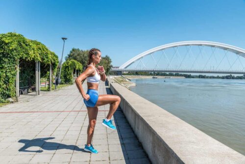 Une femme qui s'échauffe avant la course.