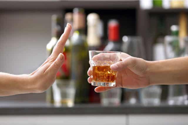 Refuser un verre d'alcool.