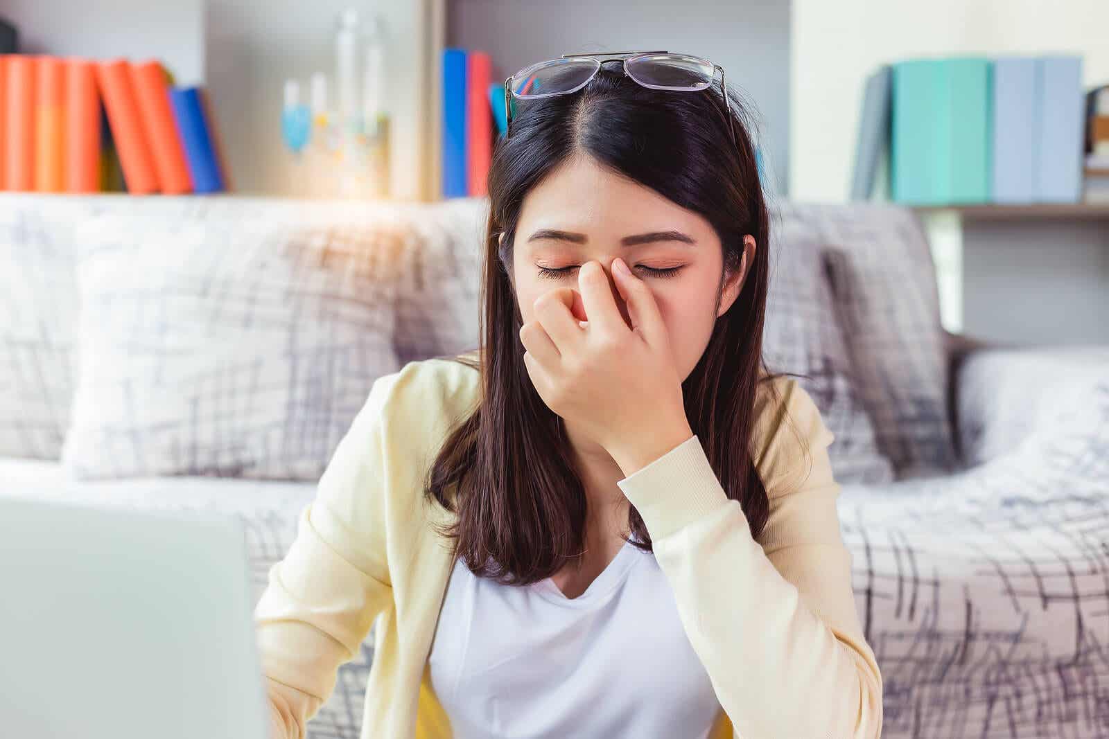 La fatigue oculaire chez une femme.