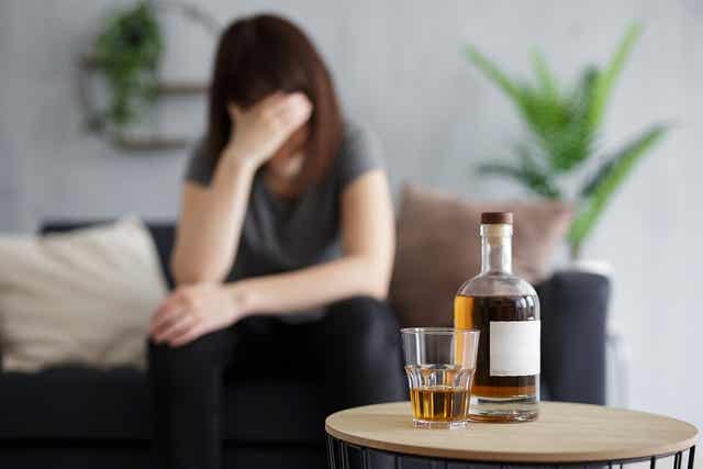 Une femme alcoolique.