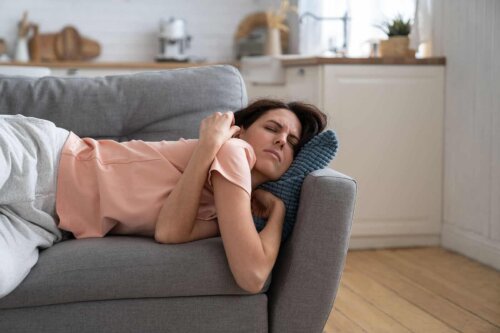 Une femme allongée sur un canapé.