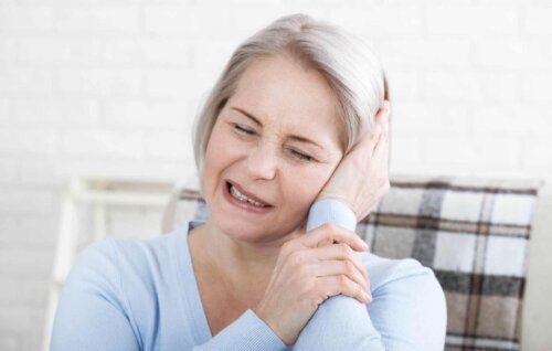 Une femme qui ressent une douleur à la tête.