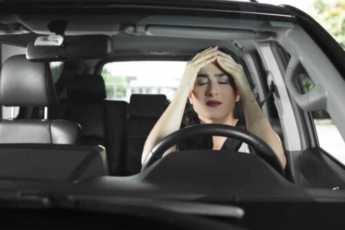 Une femme stressée au volant.