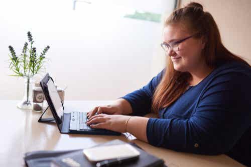 Femme obèse devant un ordinateur.