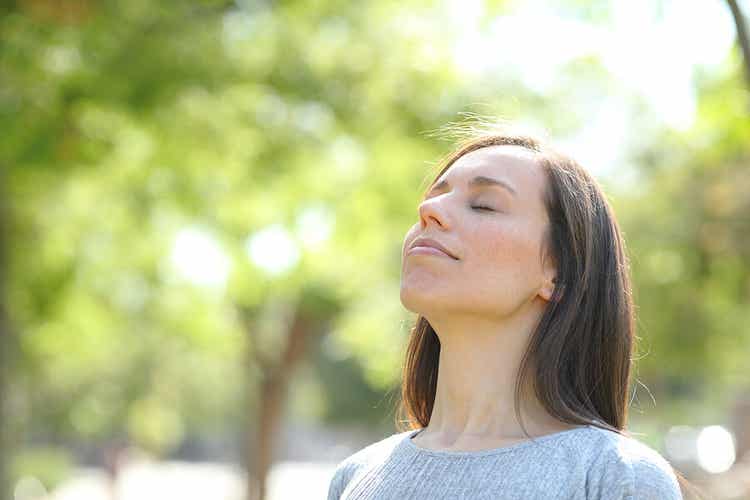 Femme qui respire.