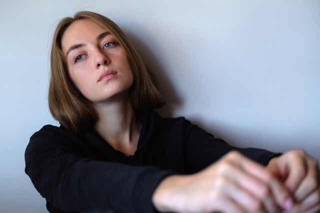 Une femme triste seule.