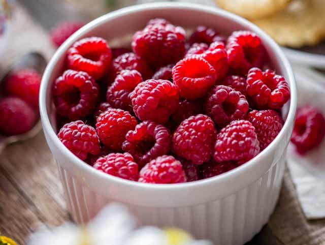 Des framboises dans un ramequin.