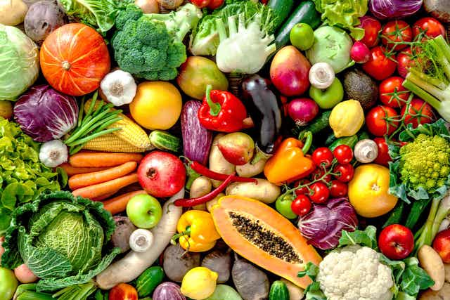 Des fruits et légumes variés.