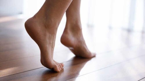 Marcher pieds nus.