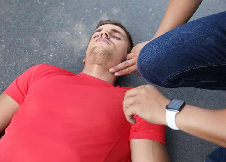 Un homme allongé par terre.
