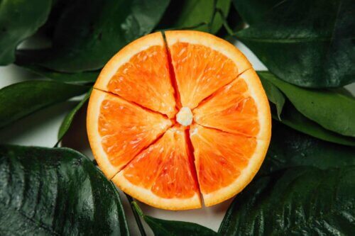 Une orange découpée.