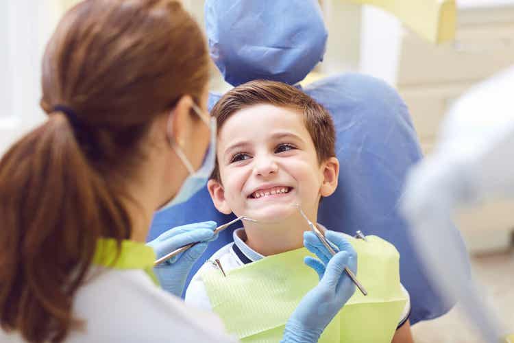Un enfant fait de l'orthodontie.