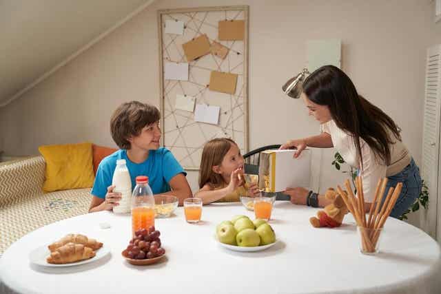 Un petit-déjeuner avec les enfants.