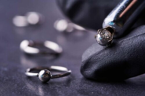 Des pinces et des boules de piercing.