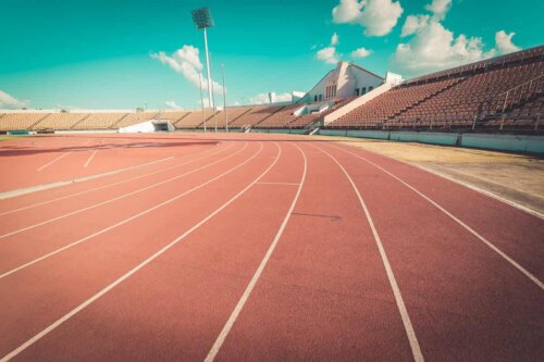 Une piste d'athlétisme.