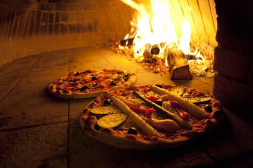 Des pizzas dans un four à bois.