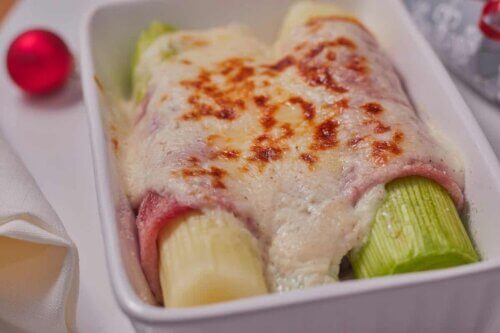 Des poireaux farcis au jambon et fromage.