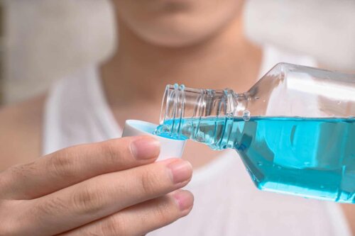 Un bain de bouche bleu.