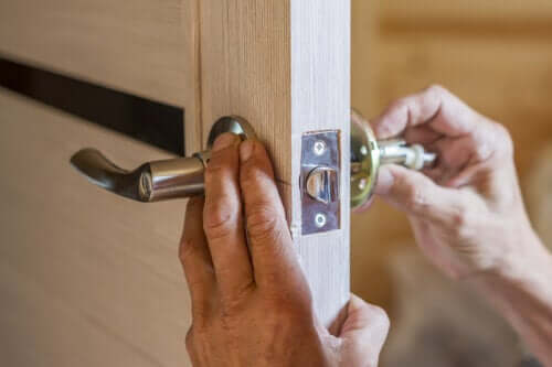 Comment réparer une poignée de porte ?
