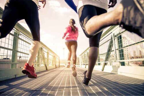 Des runners sur un pont.