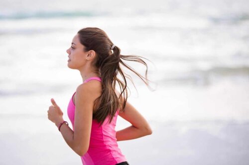 Une femme qui pratique le running.