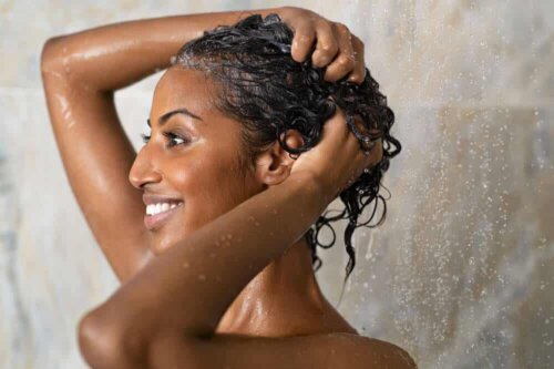 Une femme qui se fait un shampooing.