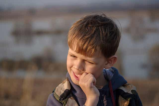 Un enfant se rongeant les ongles.