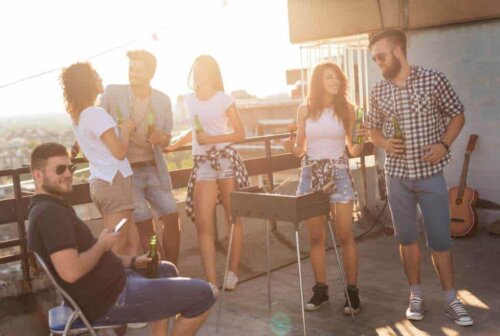 Un moment entre amis sur une terrasse.