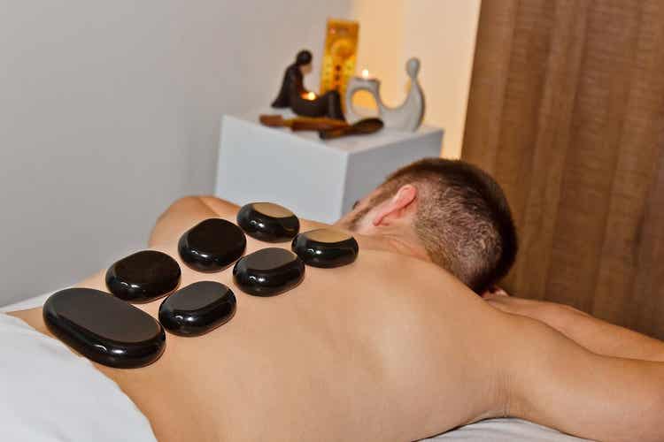 Un massage aux pierres chaudes.