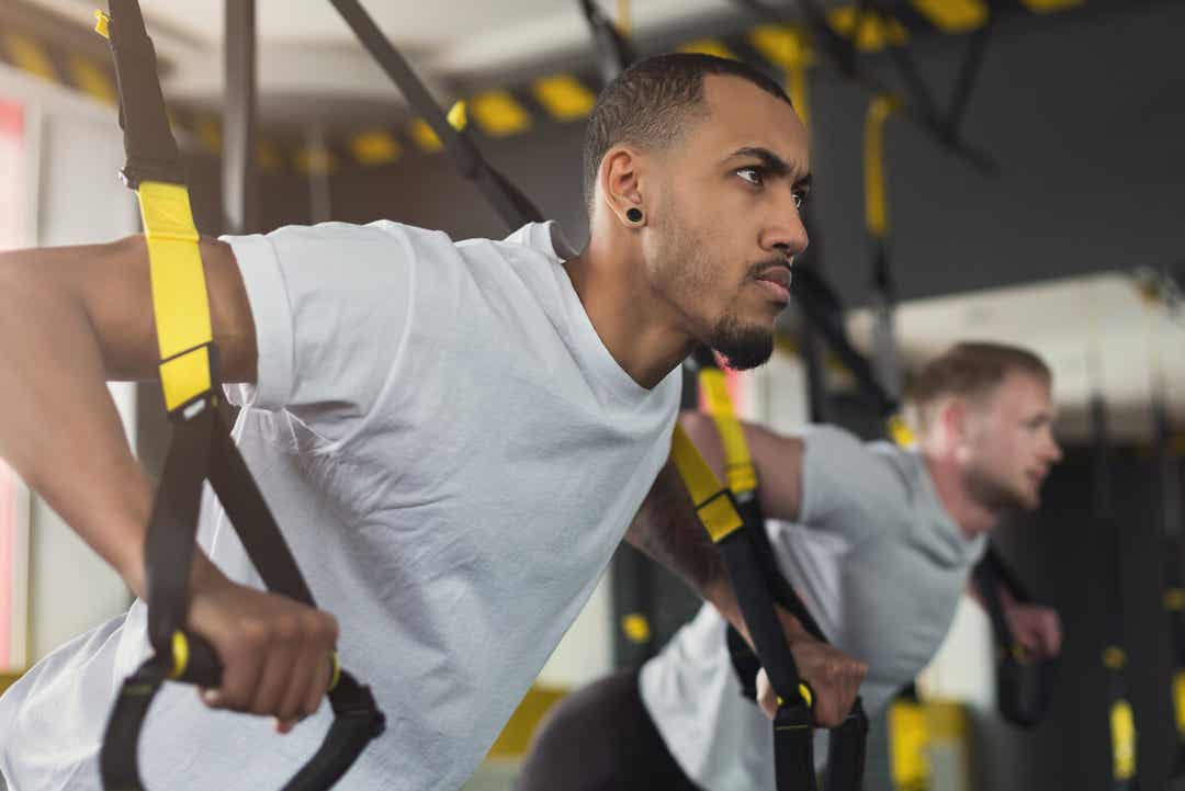 Entraînement avec un trx.