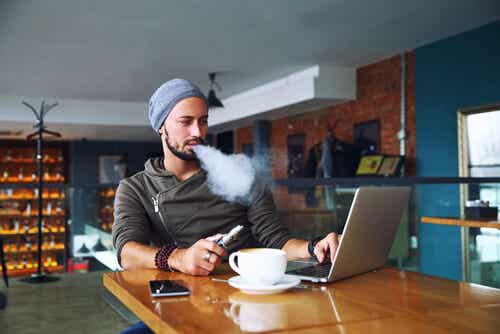 Un homme qui vapote.
