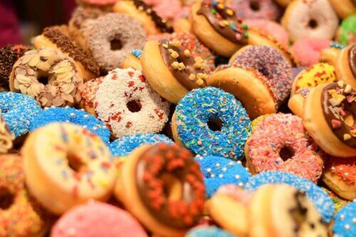 Des donuts colorés.