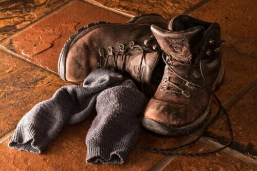 De vieilles chaussettes et chaussures.