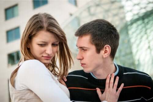 5 signes d’une possible violence chez les couples adolescents