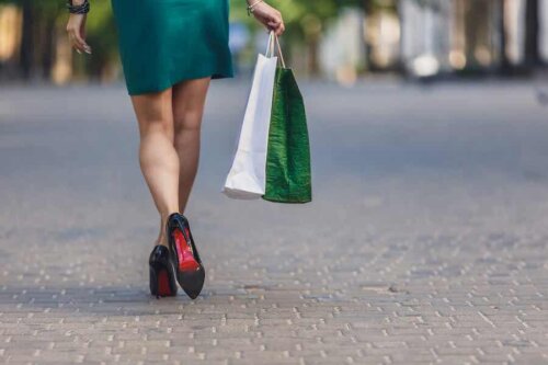 Femme qui fait des achats.