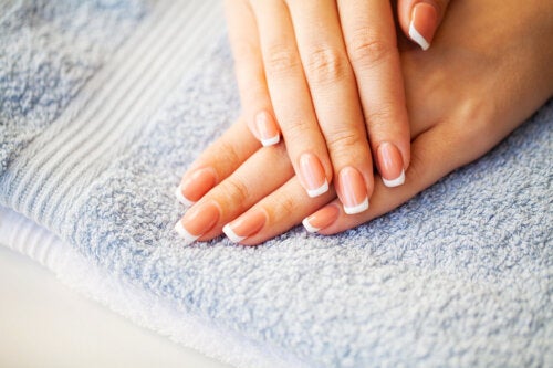 Mains froides : causes et astuces pour les éviter