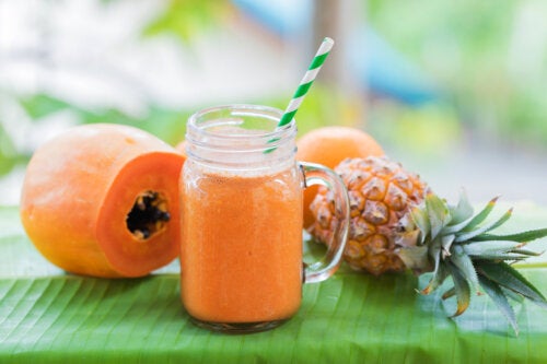 Jus d’ananas et de papaye pour soulager les symptômes d’indigestion