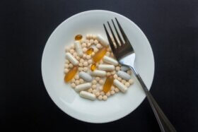 Pourquoi prenons-nous certains médicaments avec ou sans nourriture ?