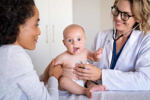 Un bébé chez le pédiatre.