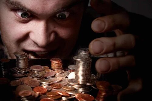 Une personne face à une pile de pièces.