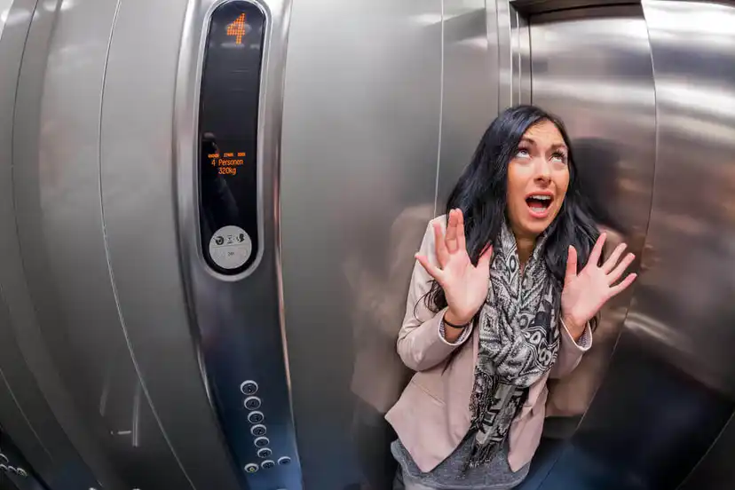 Femme qui a peur de l'ascenseur.