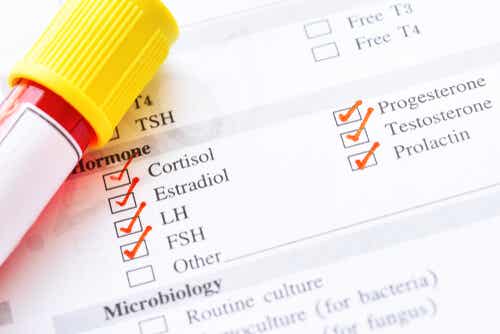 Analyse sanguine des taux hormonaux.