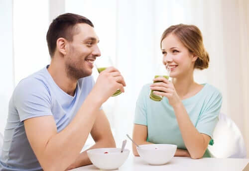 Couple qui boit un jus.