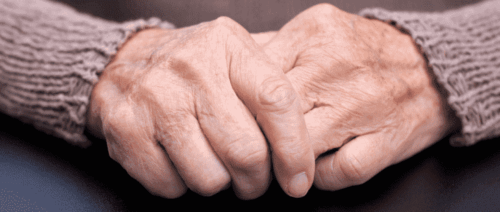 Des mains âgées.