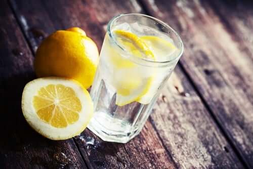 Eau citronnée.