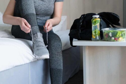 Une femme qui met des baskets.