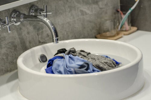 Comment laver les vêtements sales pendant un voyage ?
